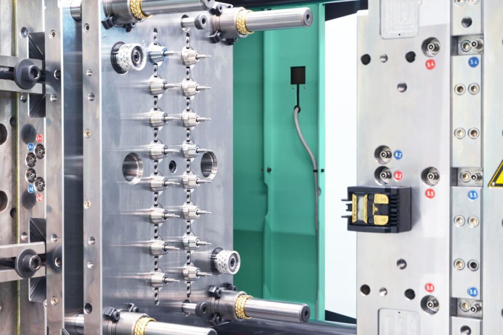 Auf der Fakuma 2023 zeigt Zahoransky aus der Produktionsanlage Prima Z syringe das dazugehörige Spritzgießwerkzeug "Z.sonuc 16 luer-lock syringe" zur Produktion von Luer-Lock-Spritzen. - Bild:   Zahoransky