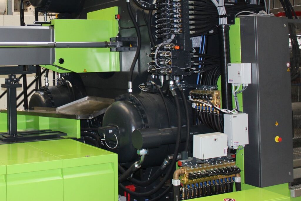 Eine dynamische Oni-Rhytemper-Werkzeugtemperierung wie hier auf einer Engel-Spritzgießmaschine ist ein leistungsfähiges Temperierkonzept mit Langzeitwirkung. Es hilft den Unternehmen nachhaltig beim Energiesparen und senkt wirkungsvoll den CO2-Fußabdruck. - Bild: Oni-Wärmetrafo