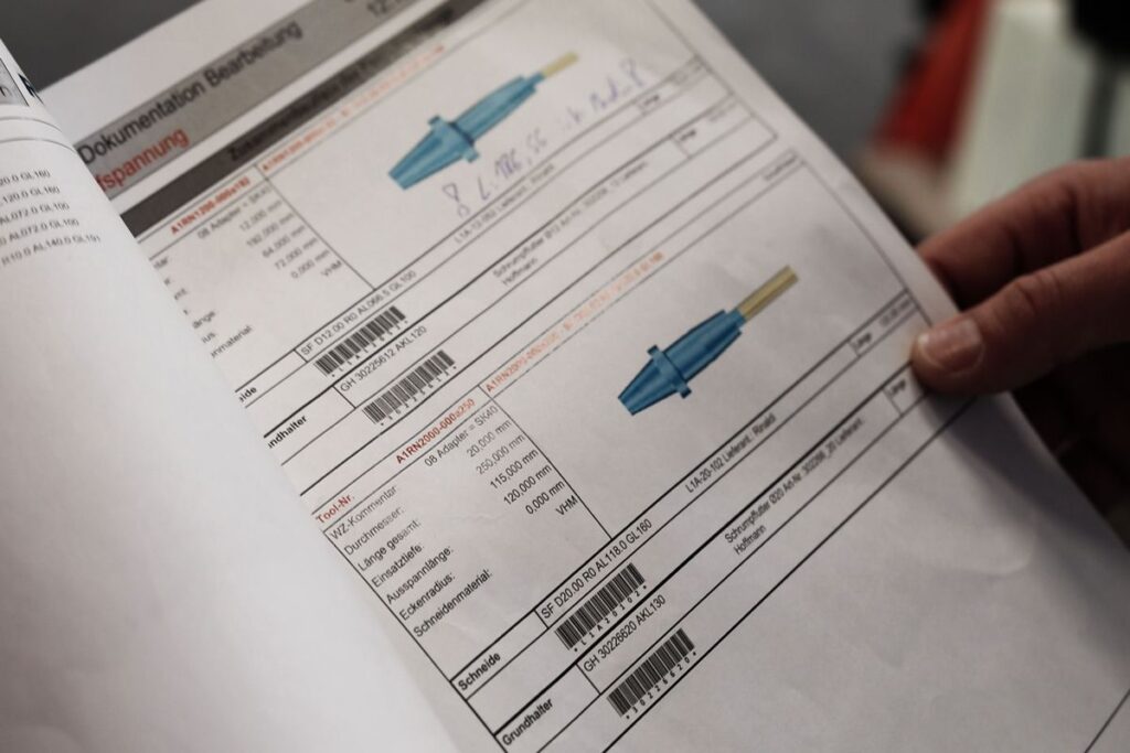 Noch gibt es Papier in der Fertigung #. Dieses zufällig ausgewählte Dokument verdeutlicht das Dilemma: Handschriftliche Notizen ergänzen die gedruckte Information. Aber erst in einem überall auf gleichem Stand verfügbaren digitalen Dokument ist Information aktuell. – Bild: Pergler Media