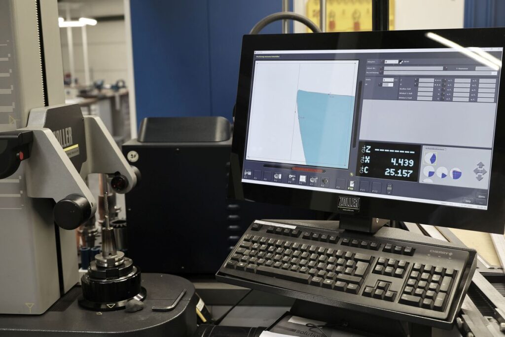 Die CAD/CAM-Lösung von Tebis übernimmt die Geometriedaten eines Zerspanungswerkzeugs direkt aus der Messung in der Werkzeugvoreinstellung. Die Schnittdaten werden nach Prüfung aus den Angaben der Hersteller generiert. Gut geführte Bibliotheken ermöglichen eine schnelle und sichere Bearbeitung. – Bild: Pergler Media