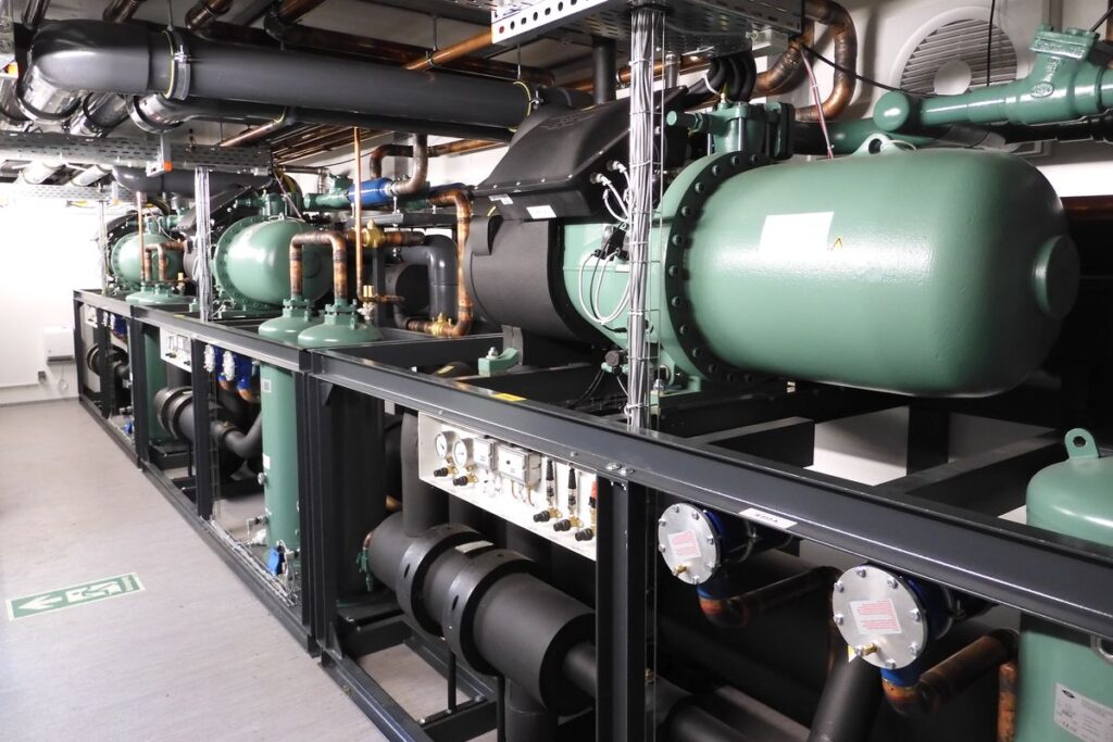 Herzstück der neuen Anlage zur Kälteerzeugung sind drei hoch effiziente Kältemaschinen in Split-Bauweise. Sie sorgen für Energieeffizienz und bringen je 450 kW Leistung – Bild: L&R Käl-tetechnik