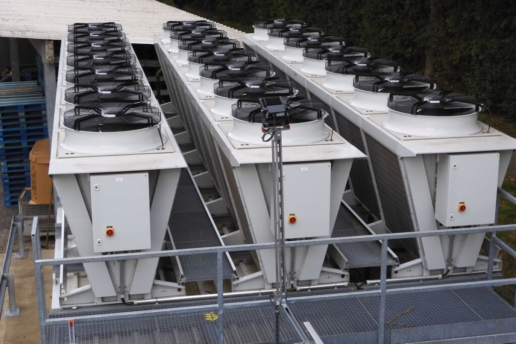 Kompakt und komplett: Die Kondensatoren für die Abführung der Wärme von den Anlagen zur Kälteerzeugung finden auf dem Dach des Containers Platz. – Bild: L&R Kältetechnik