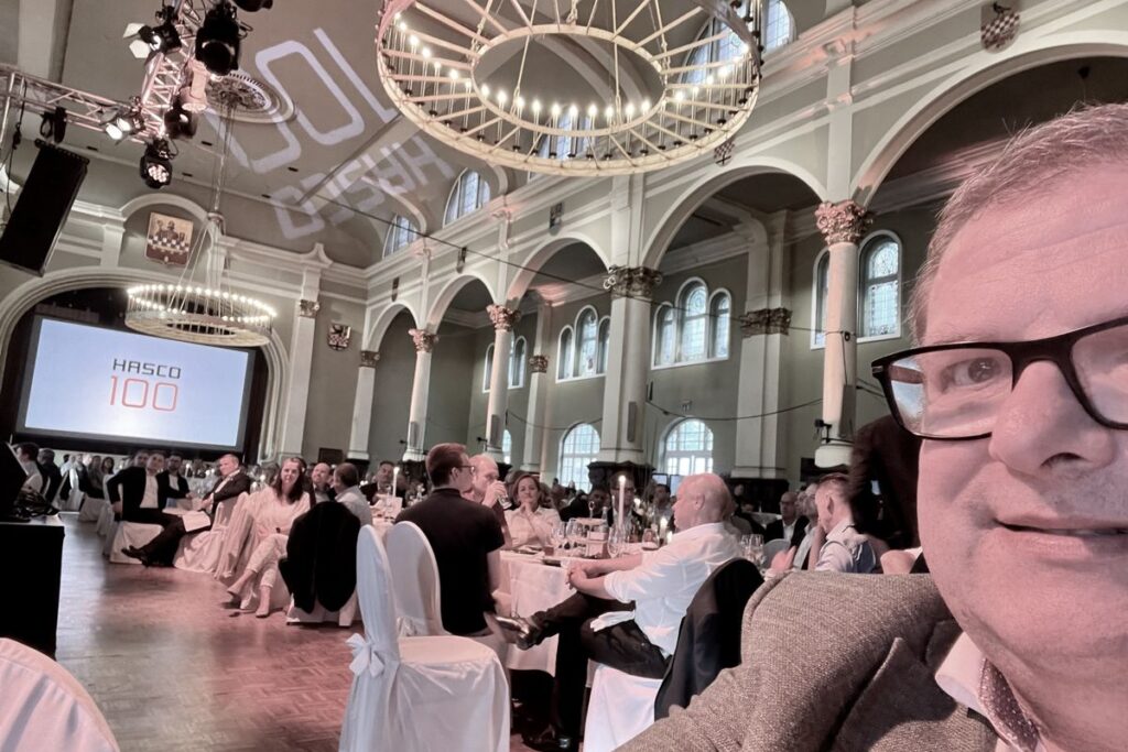 Das Lüdenscheider Traditionsunternehmen Hasco hatte zum Jubiläumsevent in die Historische Schützenhalle der Bergstadt eingeladen. Zahlreiche Gäste aus ganz Deutschland konnte das team um Haco-Geschäftsführer Christoph Ehrlich zu dieser ganz besonderen Feier begrüßen. - Bild: Pergler Media