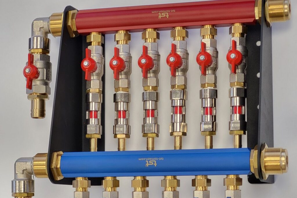 Die optische Überwachung ist eine interessante Lösung zur Durchflusskontrolle. In Kombination mit den Nonnenmann-Temperierverteilern ist der SAGK eine einfache und günstige Alternative zu der klassischen Wasserbatterie. - Bild: Nonnenmann