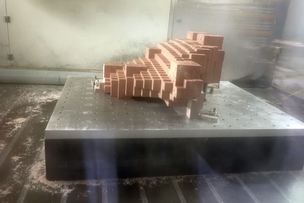 Die Rohlinge lassen sich die Modellbauer von einem externen Lieferanten genau nach Maßgabe aufbauen. Die exakt vermessenen Teile sind auch als digitale Zwillinge vorhanden. So können die Programmierer in Simulationen valide Ergebnisse für effiziente Präzision erzielen. – Bild: Pergler Media