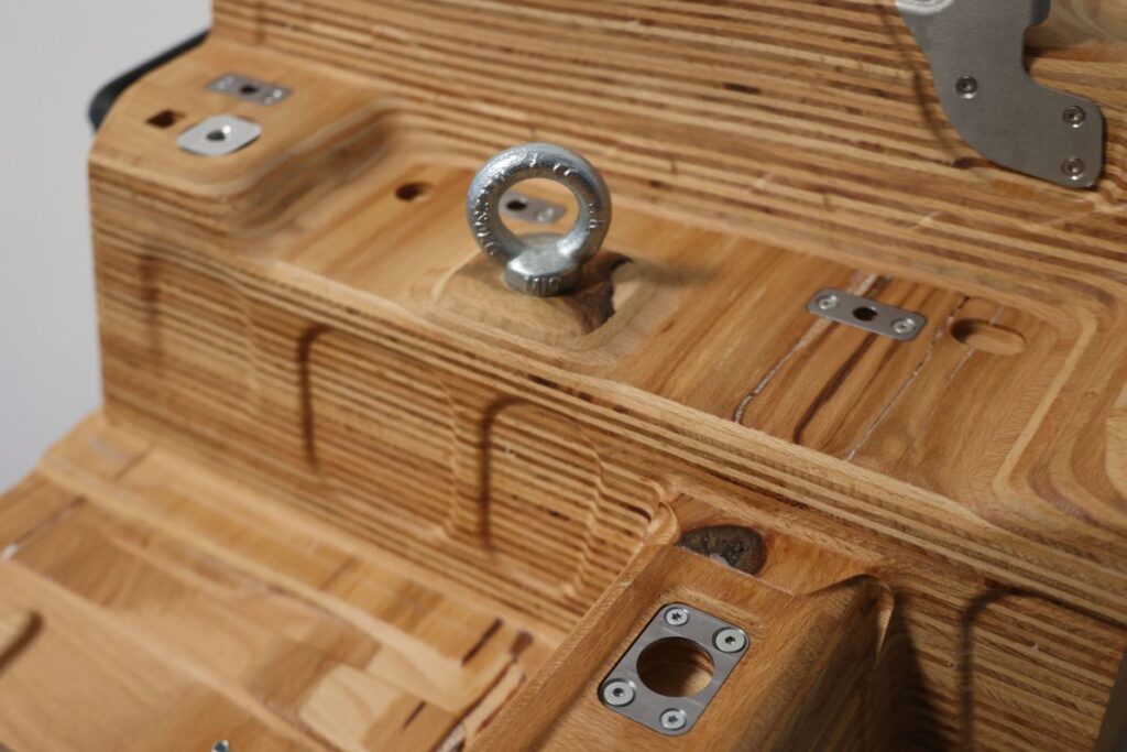 Hartholz ist derzeit eher die Ausnahme in der Werkstatt der Osnabrücker Modellbauer. Aber auch für solche Materialien sind die Fräs- und Bohrwerkzeuge mit Geometrie- und Schnittdaten für effiziente Präzision in der Bibliothek hinterlegt. So lässt sich die Programmierung sehr einfach mit den optimalen Parametern umsetzen. – Bild: Pergler Media