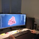Das Bedienkonzept von Tebis 4.1 ist sehr intuitiv angelegt. Die Verantwortlichen beim Schäfer Modellbau konnten ihre neuen Programmierer aus der Mannschaft der Maschinenbediener gewinnen. Vieles, was früher manuell erledigt werden musste, ist heute bereits Bestandteil der Programme. – Bild: Pergler Media
