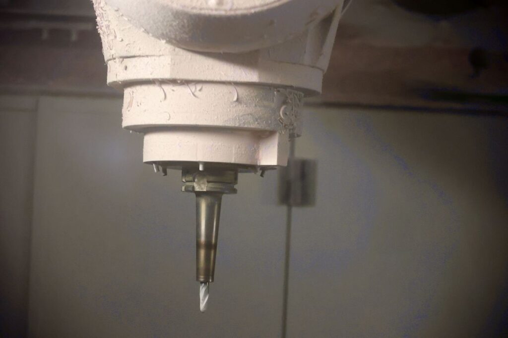 Oft liegt die Tücke im Detail: Der vom Maschinenhersteller gelieferte digitale Zwilling kannte die kleine Spindelnase rechts nicht. Für den Programmierer ist dort also „Luft“ und damit nutzbarer Raum. Die erneute Vermessung der Maschine seitens Tebis sorgt dafür, dass reale und virtuelle Welt wieder zusammenpassen und die Nase in der Kollisionsbetrachtung berücksichtigt wird. – Bild: Pergler Media