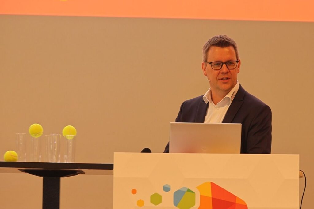 Die 27. Engelskirchener Kunststoff-Technologie-Tage standen unter dem Thema „Nachhaltige Entwicklung und Produktion im digitalen Zeitalter“. Peter Barlog, Geschäftsführender Gesellschafter bei Barlog Plastics, konnte rund 300 Experten der Branche aus dem gesamten deutschen Sprachraum begrüßen. - Bild: Pergler Media
