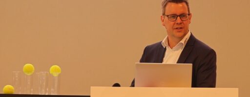 Die 27. Engelskirchener Kunststoff-Technologie-Tage standen unter dem Thema „Nachhaltige Entwicklung und Produktion im digitalen Zeitalter“. Peter Barlog, Geschäftsführender Gesellschafter bei Barlog Plastics, konnte rund 300 Experten der Branche aus dem gesamten deutschen Sprachraum begrüßen. - Bild: Pergler Media