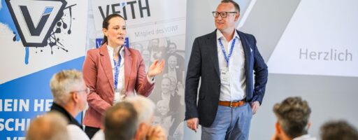 Tolle Gastgeber an der ersten Station beim Stanzertreff: Die beiden Geschäftsführer Bärbel Kapfer und Hannes Pfledderer bei Alfred Konrad Veith in Öhringen stellten ihr Unternehmen den Besuchern vor. - Bild: wortundform/Fabian Diehr