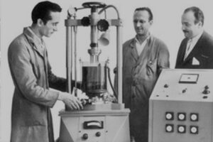 Im Jahr 1954 stellte Agie mit der Agietron die erste industriell nutzbare Serienanlage zum Erodieren vor. Seither hat die technische Entwicklung große Fortschritte gemacht. - Bild: GF Machining Solutions