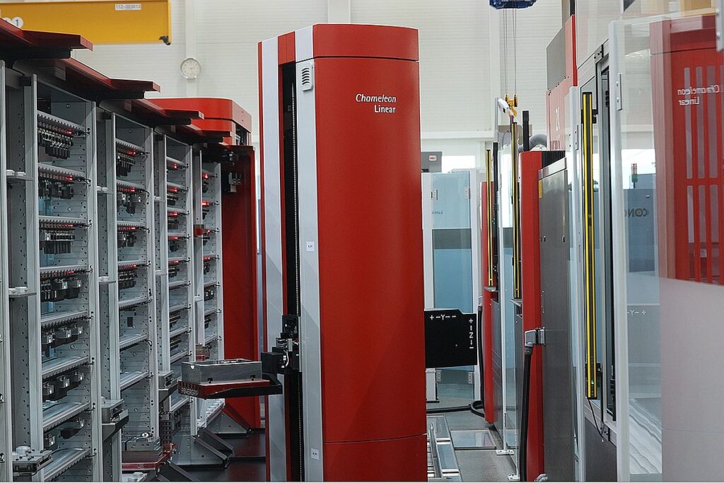Das automatisierte Senkerodierzentrum gruppiert heute um ein Chameleon-Handlingsystem mit Linearroboter von Zimmer & Kreim ein Röders-HSC-Frässystem RXP 601 DSH zum Elektrodenfräsen, eine 3D-CNC-Messmaschine DuraMax HTG von Zeiss und zwei Senkerodiermaschinen Genius 1000, ebenfalls von Zimmer & Kreim. Dabei ist die Automatisierungslösung mit dem Modul Visi Elektrode nahtlos in die vorhandene CAD/CAM-Struktur eingebunden. - Bild: Pergler Media